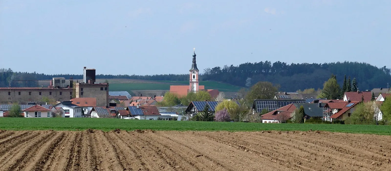 Ortsansicht von Geiselhöring mit der Pfarrkirche