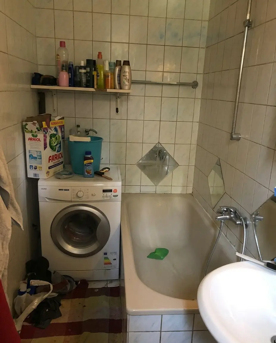 Bad mit bodengleicher Dusche, Straubing — vor der Sanierung