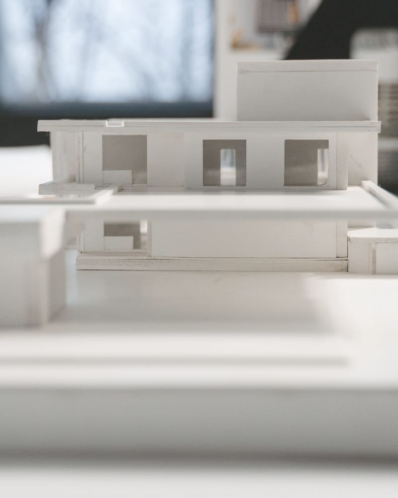 Architekturmodell eines weißen Hauses.