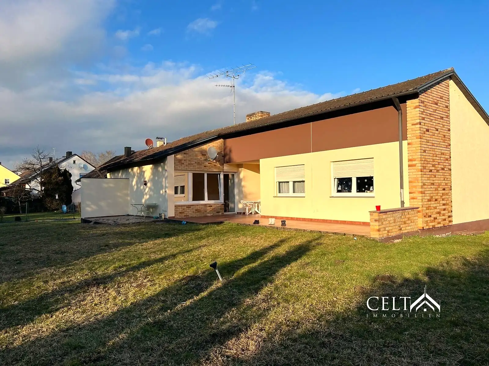 Bungalow in Straubing — Außenansicht, 140 m²