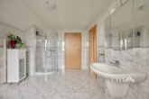 Badezimmer - Traumhafte Hanglage – Zweifamilienhaus mit Panorama in Inzigkofen