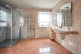 Badezimmer - Traumhafte Hanglage – Zweifamilienhaus mit Panorama in Inzigkofen