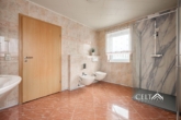 Badezimmer - Traumhafte Hanglage – Zweifamilienhaus mit Panorama in Inzigkofen