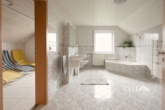 Badezimmer - Traumhafte Hanglage – Zweifamilienhaus mit Panorama in Inzigkofen