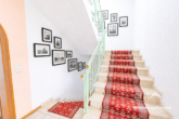 Treppenhaus (Möblierungsbeispiel) - Architektenhaus mit großem Grundstück | 1.600m² | Terrasse | Kamin
