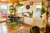 2. OG Wohnzimmer 2 - 5% Rendite in Straubing – Vollvermietetes Wohn- & Geschäftshaus mit zusätzlichem Bungalow