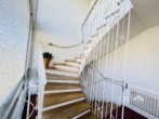 Treppenhaus - RESERVIERT Helle 4-Zimmer-Wohnung mit Balkon und Garten in Neufahrn – Jetzt entdecken!