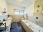 Badezimmer - RESERVIERT Helle 4-Zimmer-Wohnung mit Balkon und Garten in Neufahrn – Jetzt entdecken!