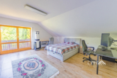 Obergeschoss : Schlafzimmer 2 - Familienidyll mit Sonnenterrasse, Garten und gemütlichem Kachelofen