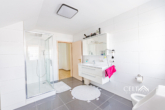 Obergeschoss : Badezimmer - Familienidyll mit Sonnenterrasse, Garten und gemütlichem Kachelofen