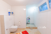 Erdgeschoss : Badezimmer - Familienidyll mit Sonnenterrasse, Garten und gemütlichem Kachelofen