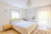 Erdgeschoss : Schlafzimmer - Familienidyll mit Sonnenterrasse, Garten und gemütlichem Kachelofen