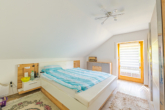 Obergeschoss : Schlafzimmer 1 - Familienidyll mit Sonnenterrasse, Garten und gemütlichem Kachelofen