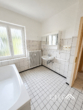 Badezimmer - Stadtnahe Straubinger Eigentumswohnung | 4-Zimmer mit Balkon, Keller & Charme