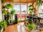 2. OG Wohnzimmer - 5% Rendite – Stilvolles Anlageobjekt mit Café, Wohnungen & Bungalow